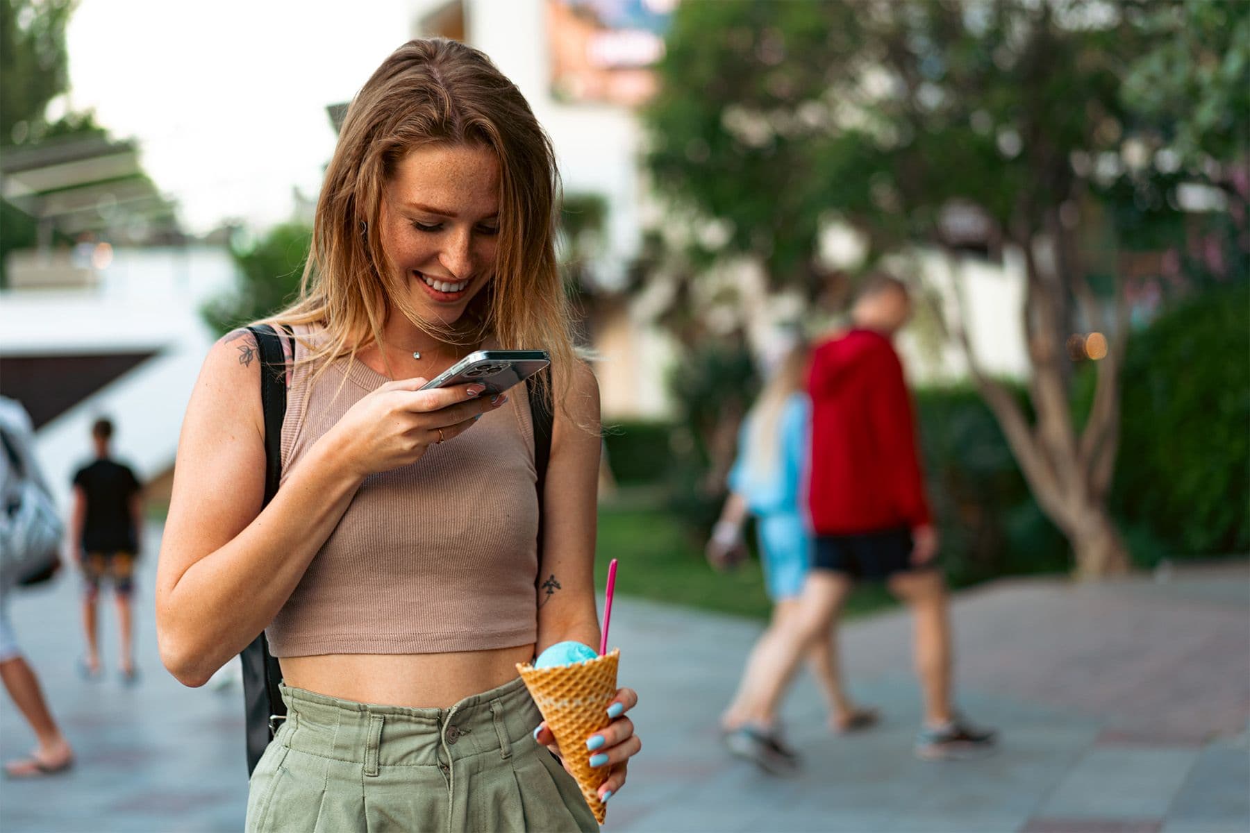 Junge Frau fotografiert Eiscreme mit ihrem Smartphone